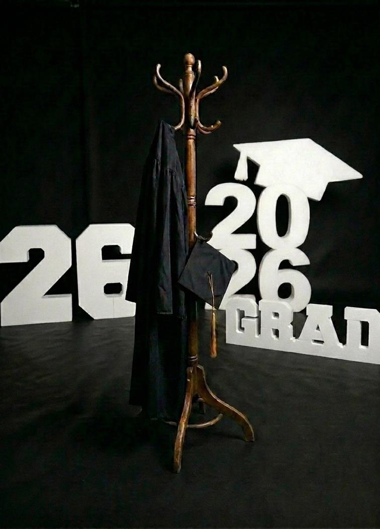 Set de graduación 2026 tallado en foam: letras 2026 GRAD, birrete y toga